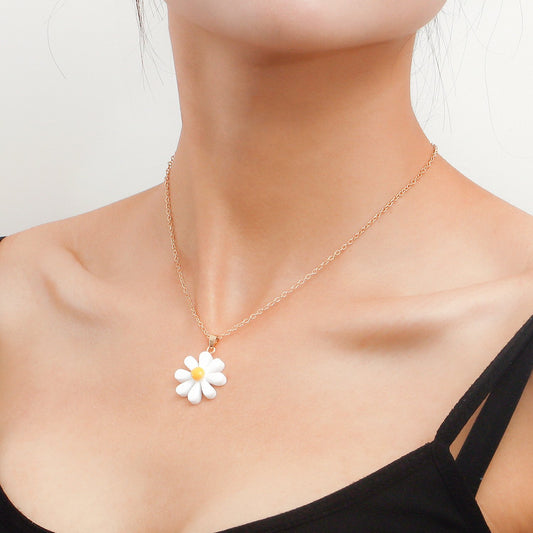 Jewelry Y2K Simple Small Fresh Petal Pendant Necklace Female Sweet Flower Tassel Clavicle Chain