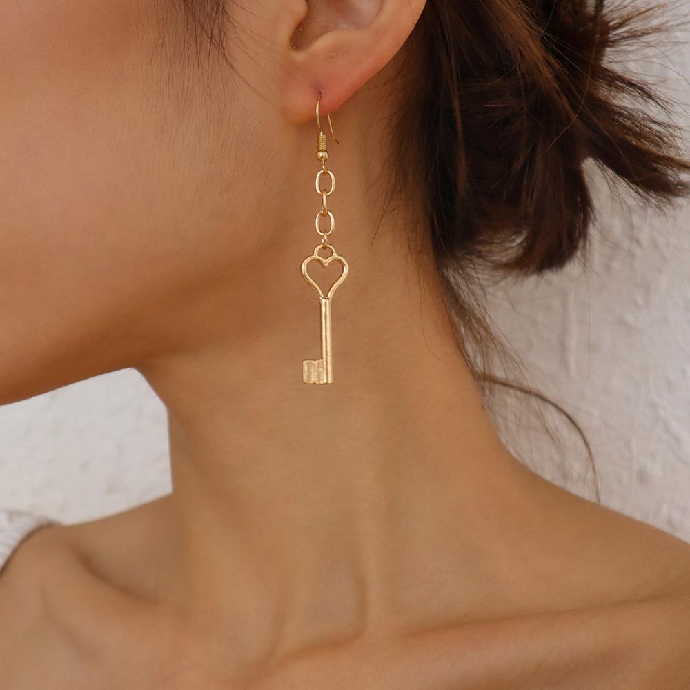 E1246 Personality Asymmetrical Long Earrings Niche Design Love Lock Earrings Elegant Temperament Earrings