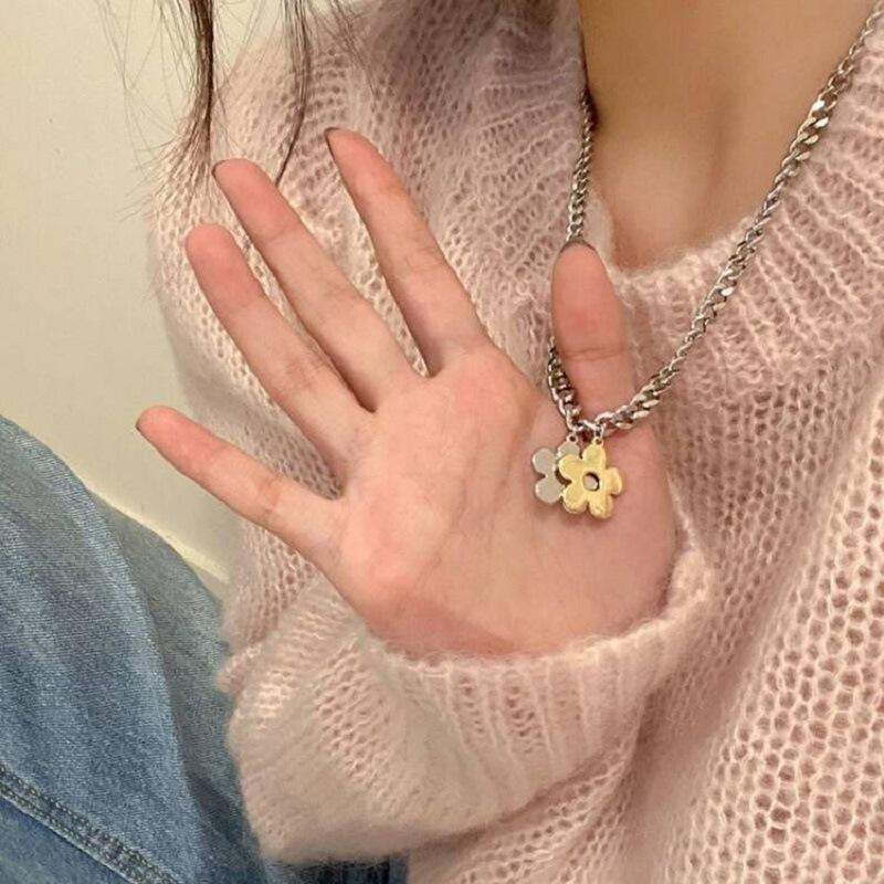 Simple color contrast flower necklace female niche design ins hip hop sweater clavicle chain trendy sweater chain
