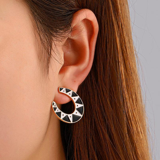 Retro Gothic U-shaped earrings hip-hop creative black and white grid horseshoe earrings exaggerated personality dripping oil earrings female