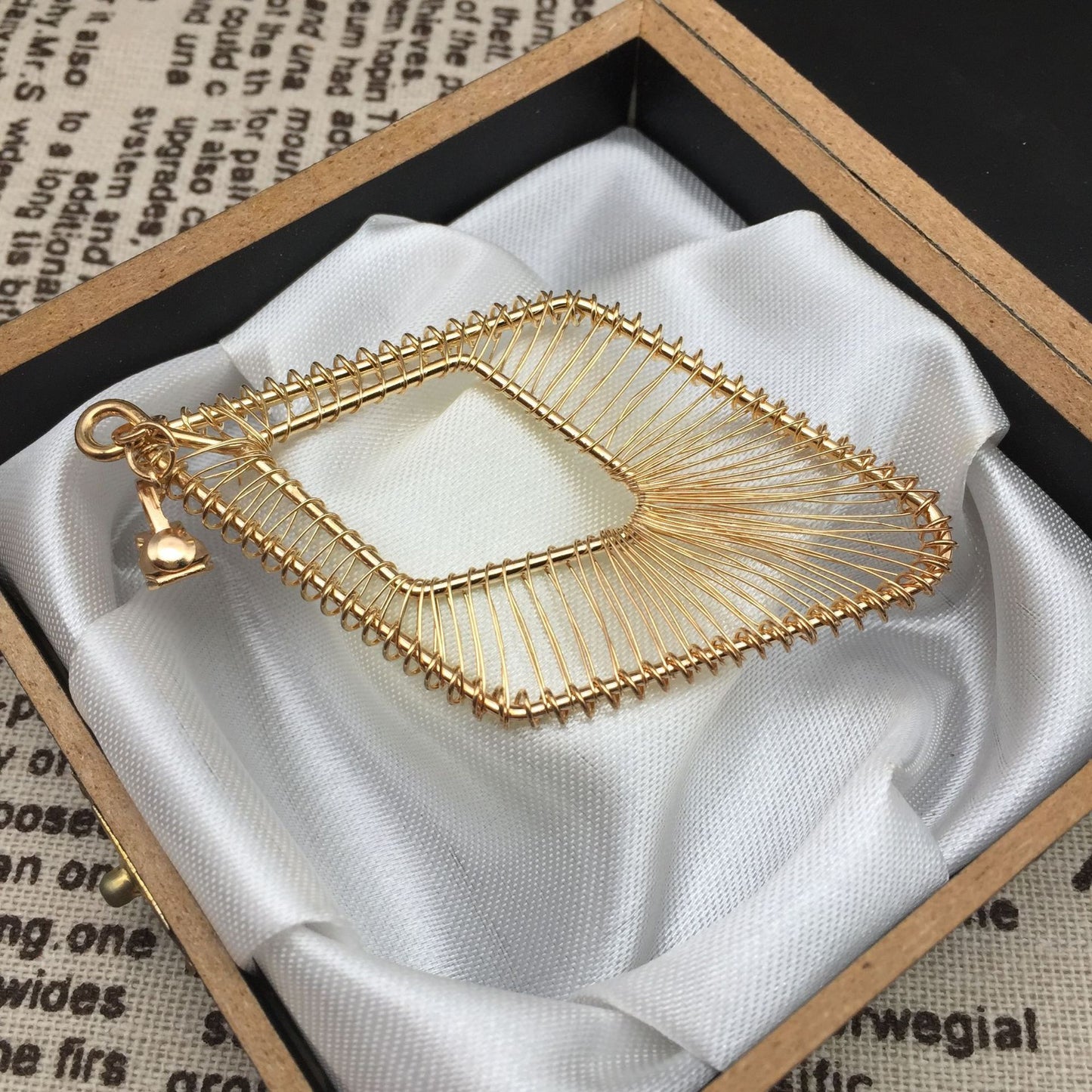Rhombus mesh ear clip without ear piercing to wear exaggerated atmospheric night party stage accessories