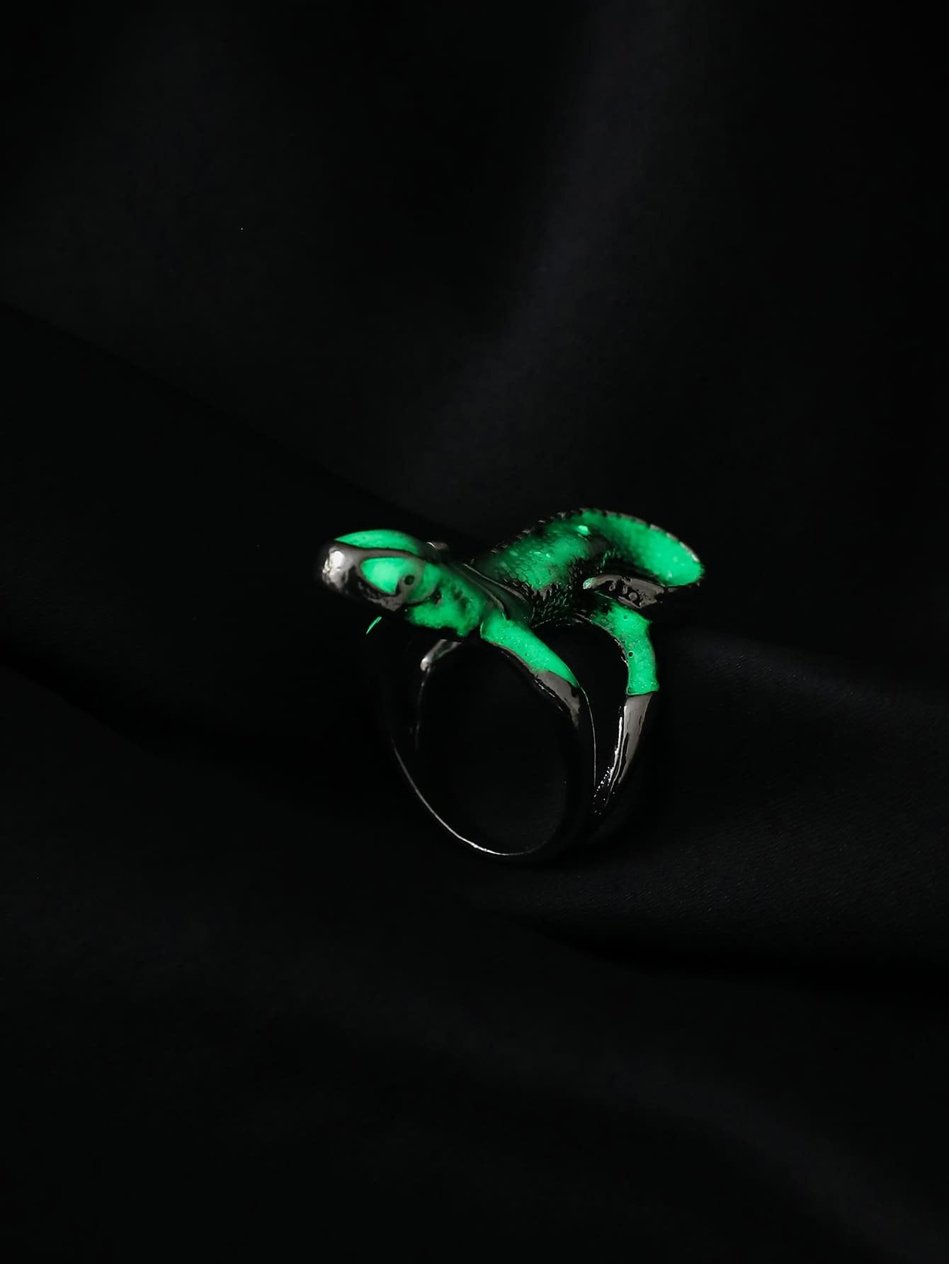 Fashion simple silver ring luminous lizard ring retro versatile domineering punk personality trend