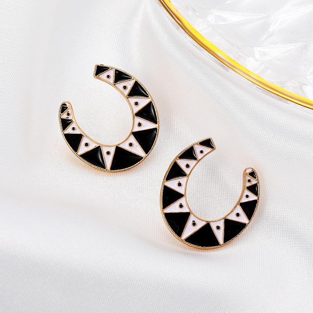 Retro Gothic U-shaped earrings hip-hop creative black and white grid horseshoe earrings exaggerated personality dripping oil earrings female