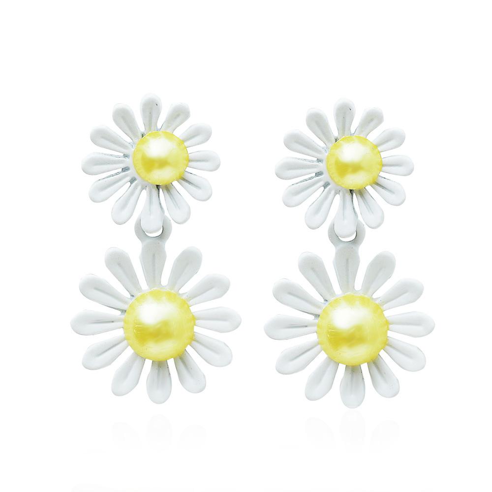 Fresh small daisy earrings temperament simple flower earrings net red girl Mori alloy earrings female