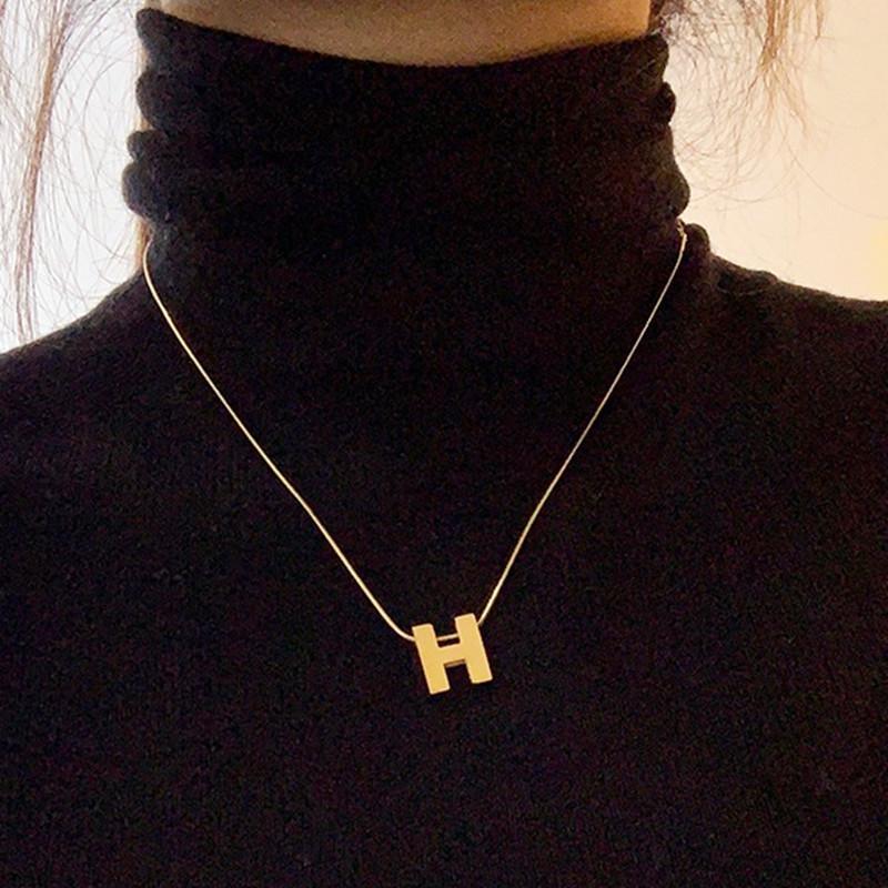 Ins cold and simple all-match temperament titanium steel plated 18K letter H pendant necklace snake bone chain necklace