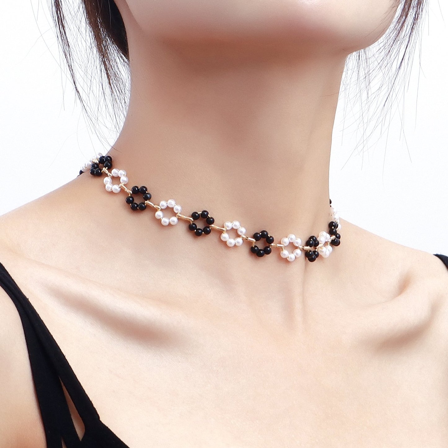 Jewelry small fresh black and white gradient small daisy imitation pearl necklace female beach single-layer necklace