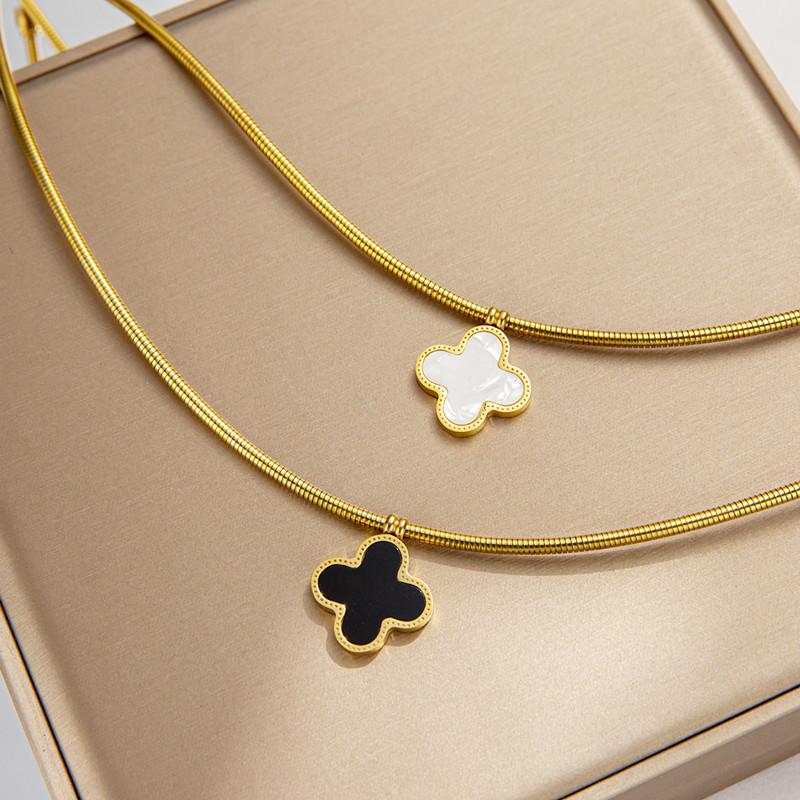 Niche design girl titanium steel lucky four-leaf clover necklace fashion high-quality black and white double-sided four-leaf clover necklace