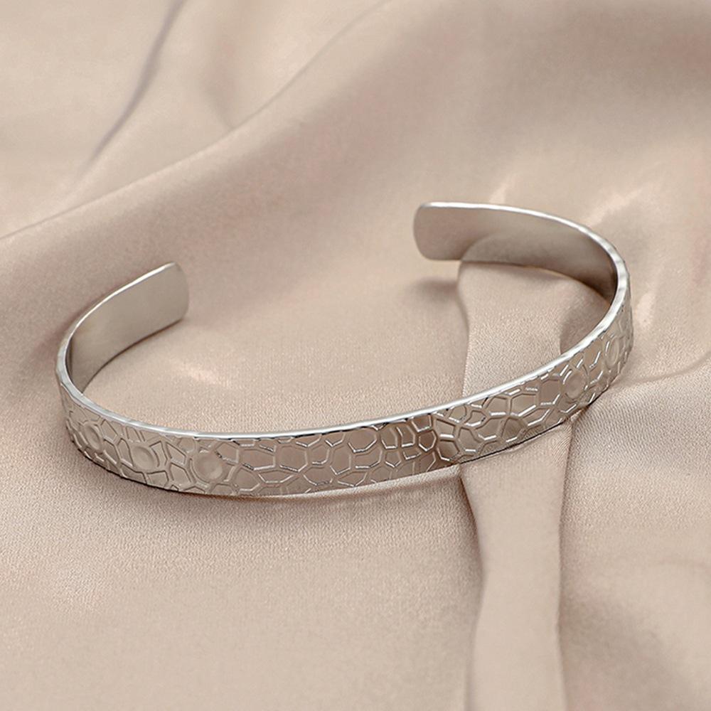 Fashion personality titanium steel percussion peak nest texture open bracelet stainless steel C-shaped simple bracelet