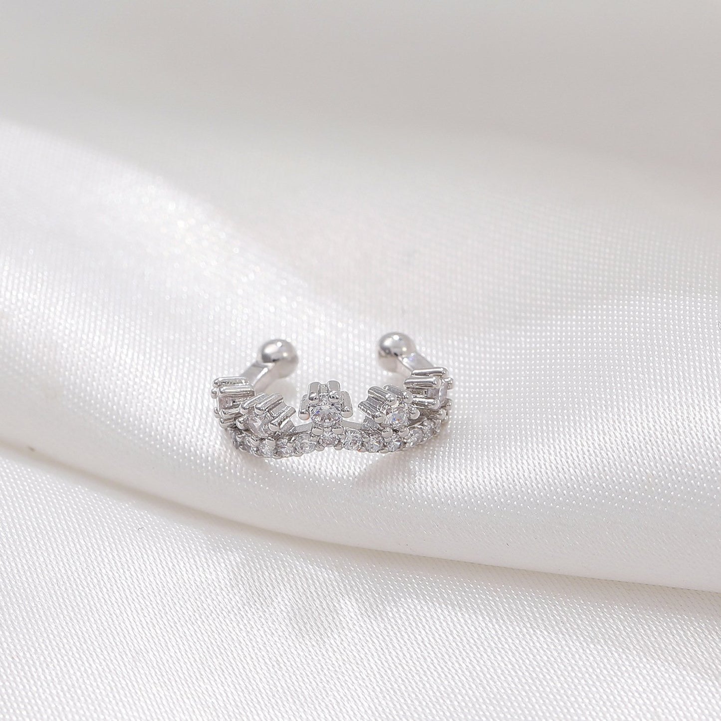 Niche design copper inlaid zircon crown ear clip ins French retro hole-free C-shaped earrings high-end earrings for women