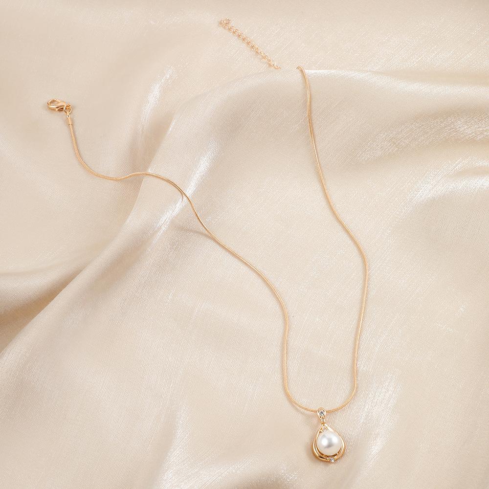 Classic Design Ladies Fashion Simple Pearl Water Drop Short Snake Bone Necklace Necklace Jewelry