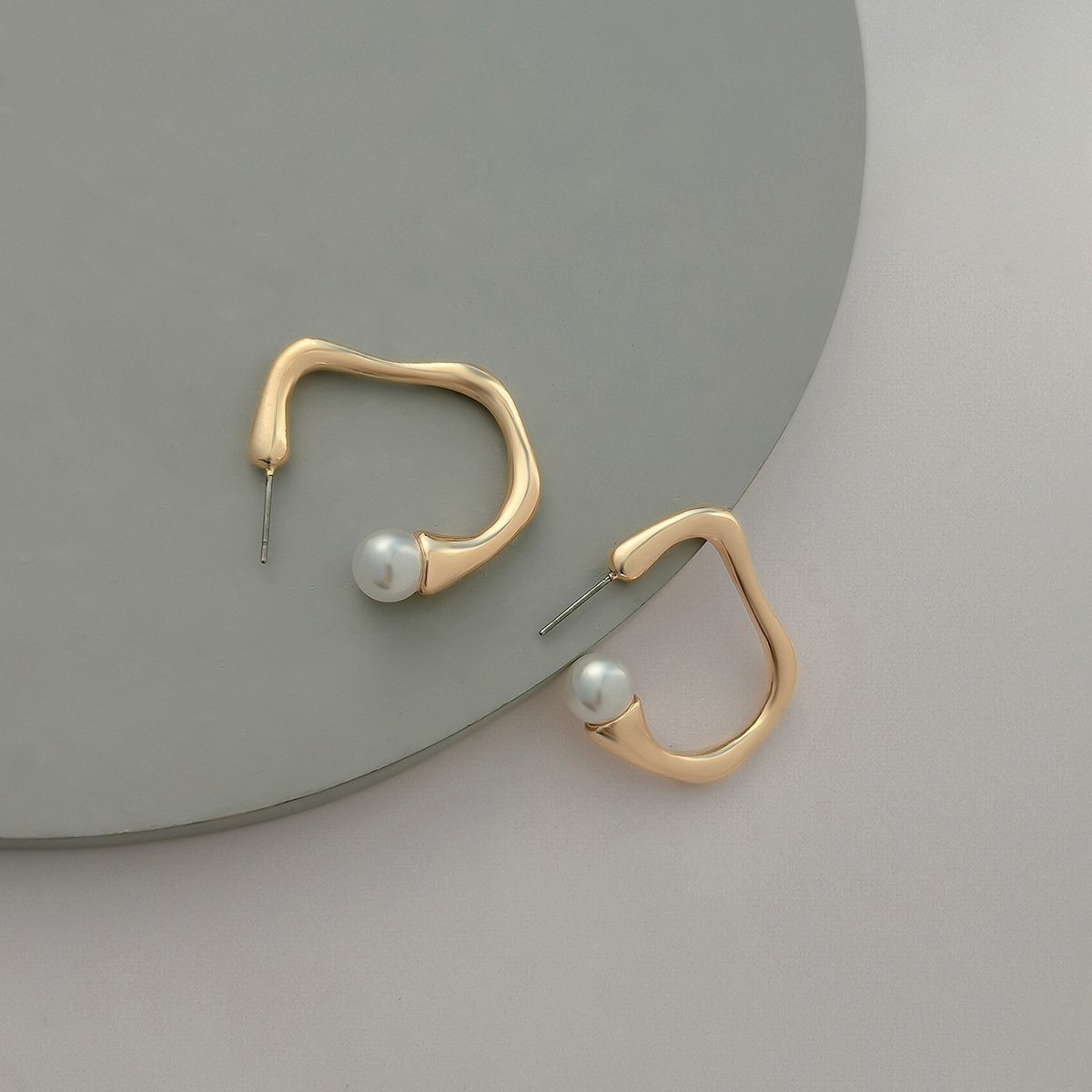 Jewelry metal cold texture C-shaped earrings women's retro niche inlaid with pearls all-match earrings