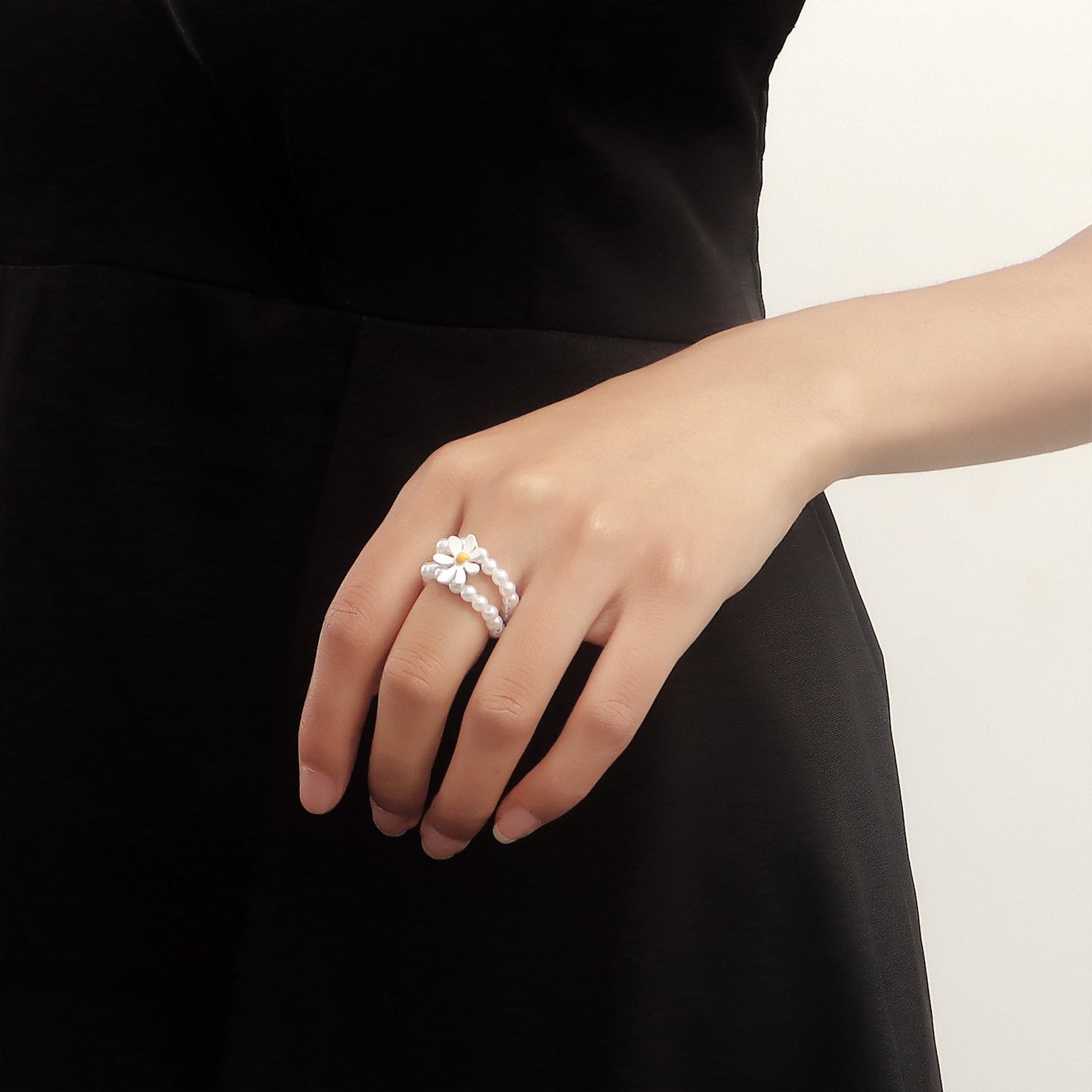 Jewelry small fresh double-layer beaded flower elastic rope ring does not fade female niche high-end sense