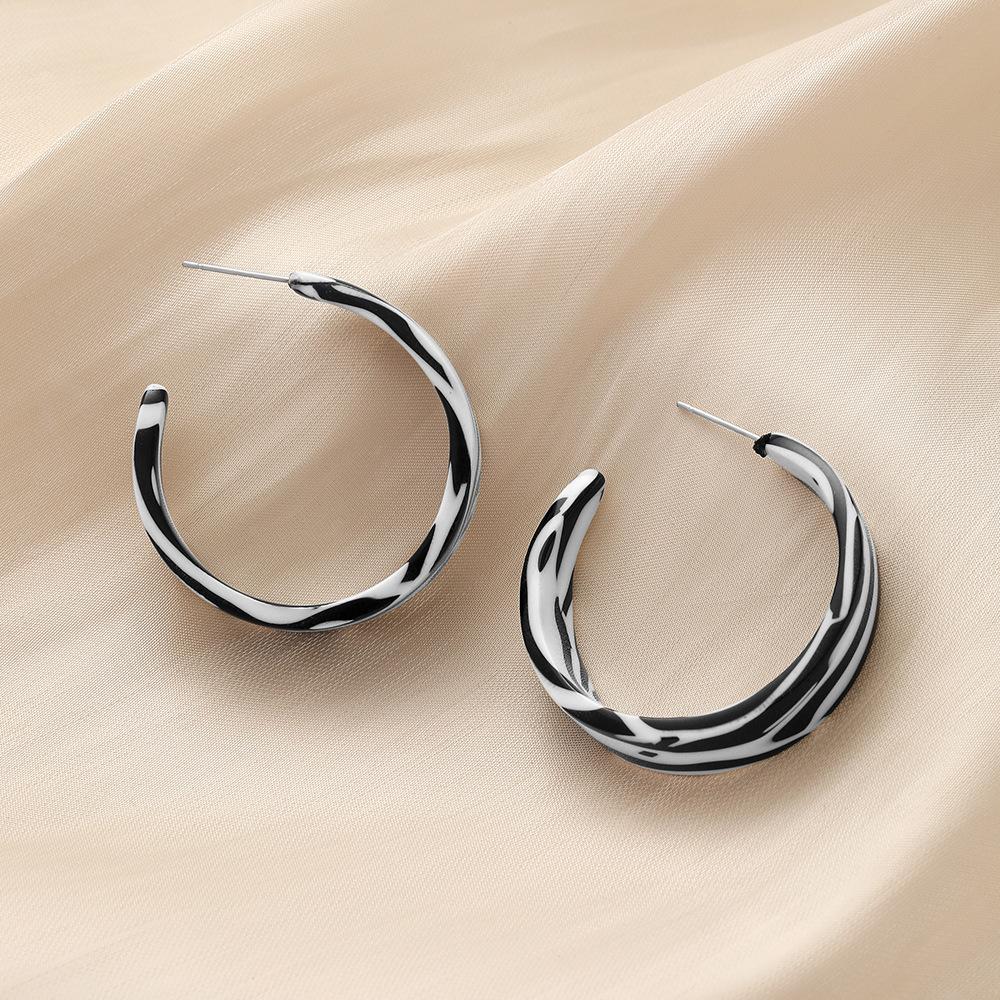 High-end design niche unique fashion resin C-shaped black and white leopard exaggerated earrings personalized female jewelry