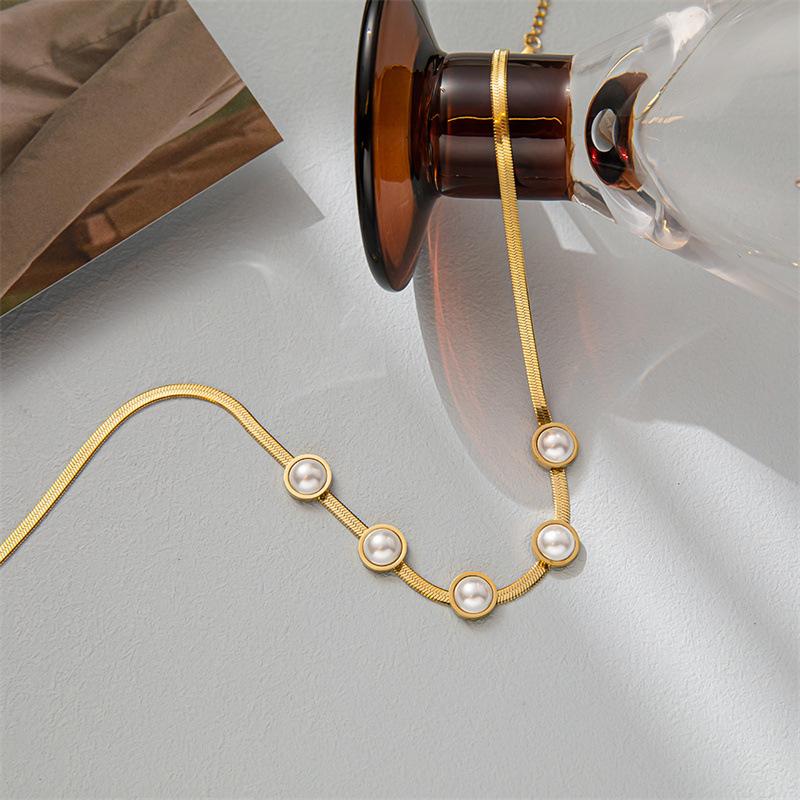 High-end Pearl Wide Flat Necklace Female Niche Design Sensation Lady Temperament Versatile Clavicle Chain Titanium Steel