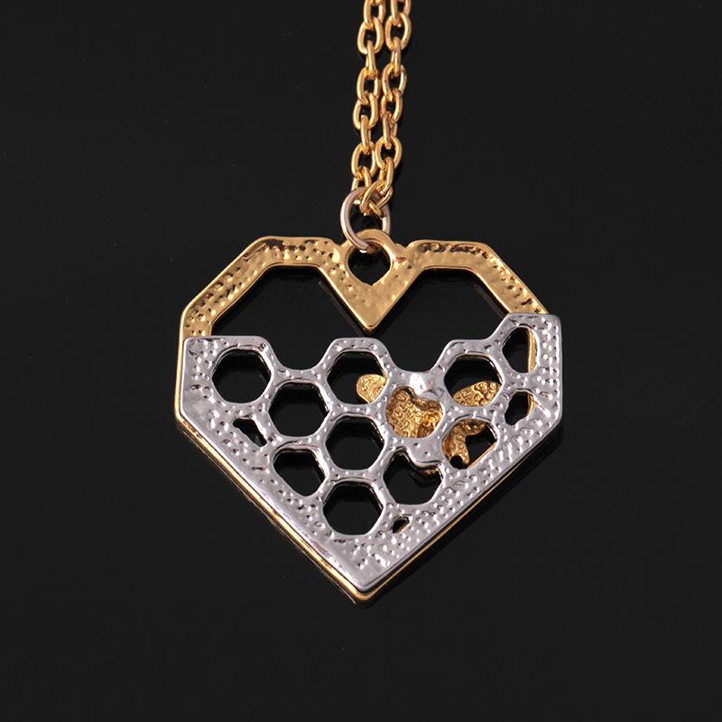 Fashion Jewelry Love Cute Honeycomb Bee Pendant Necklace Personality Insect Peach Heart Shaped Sweater Chain Batch