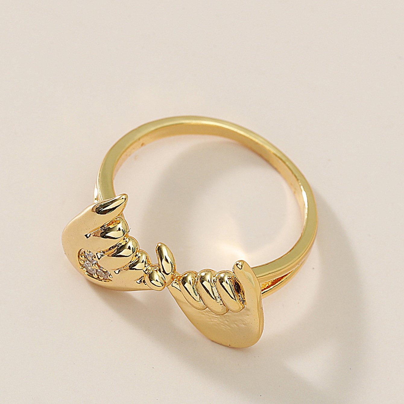 Creative golden zircon hand in hand ring fashion retro hook couple ring jewelry