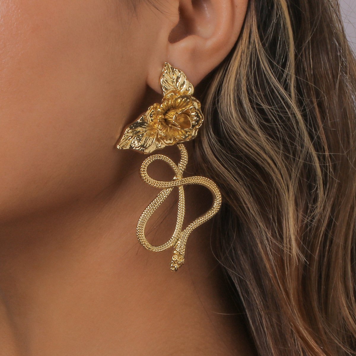 E1395 Niche Design Sense Fashion Earrings Female Rose Snake Exaggerated Baroque Creative Earrings