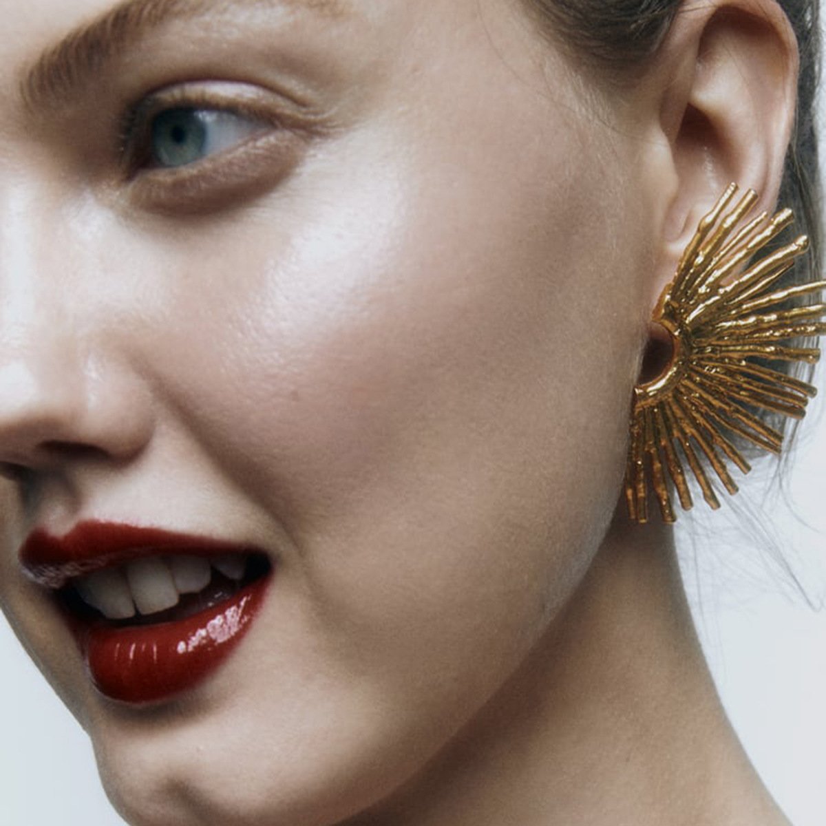 E1886 Retro Temperament Fan-shaped Earrings ZA Heavy Industry Metal Texture Fold Street Shoot Trendy Earrings Female