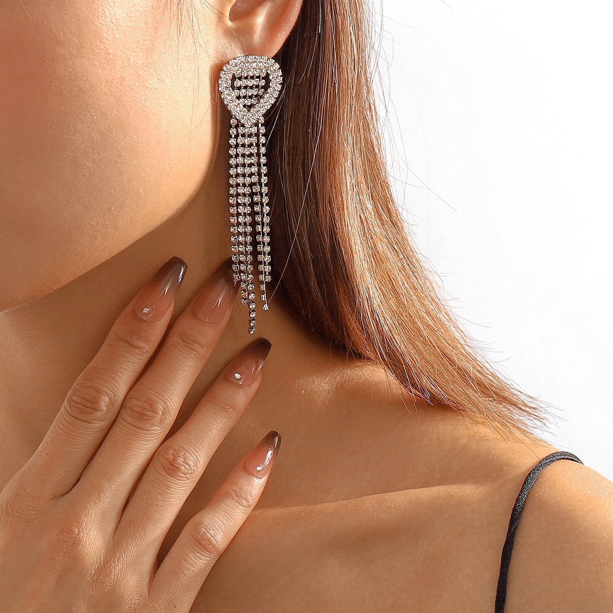 E1557 Exaggerated claw chain rhinestone temperament earrings love claw chain tassel temperament long earrings for women