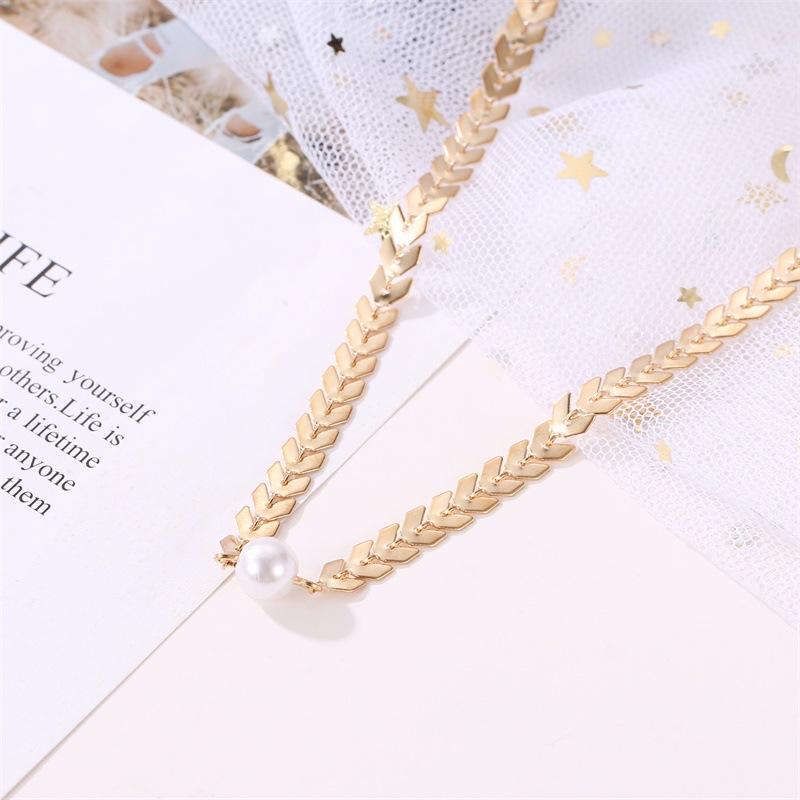 Temperament Fashion Fishbone Chain Sequin Short Necklace Female Fashion Pearl Chain Clavicle Chain