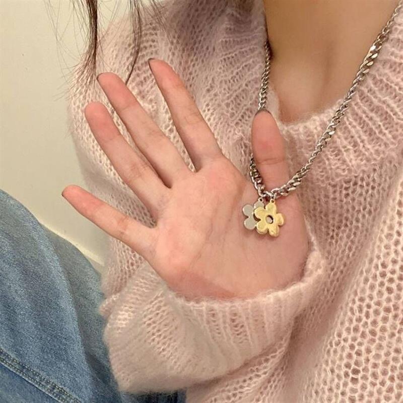 Simple color contrast flower necklace female niche design ins hip hop sweater clavicle chain trendy sweater chain