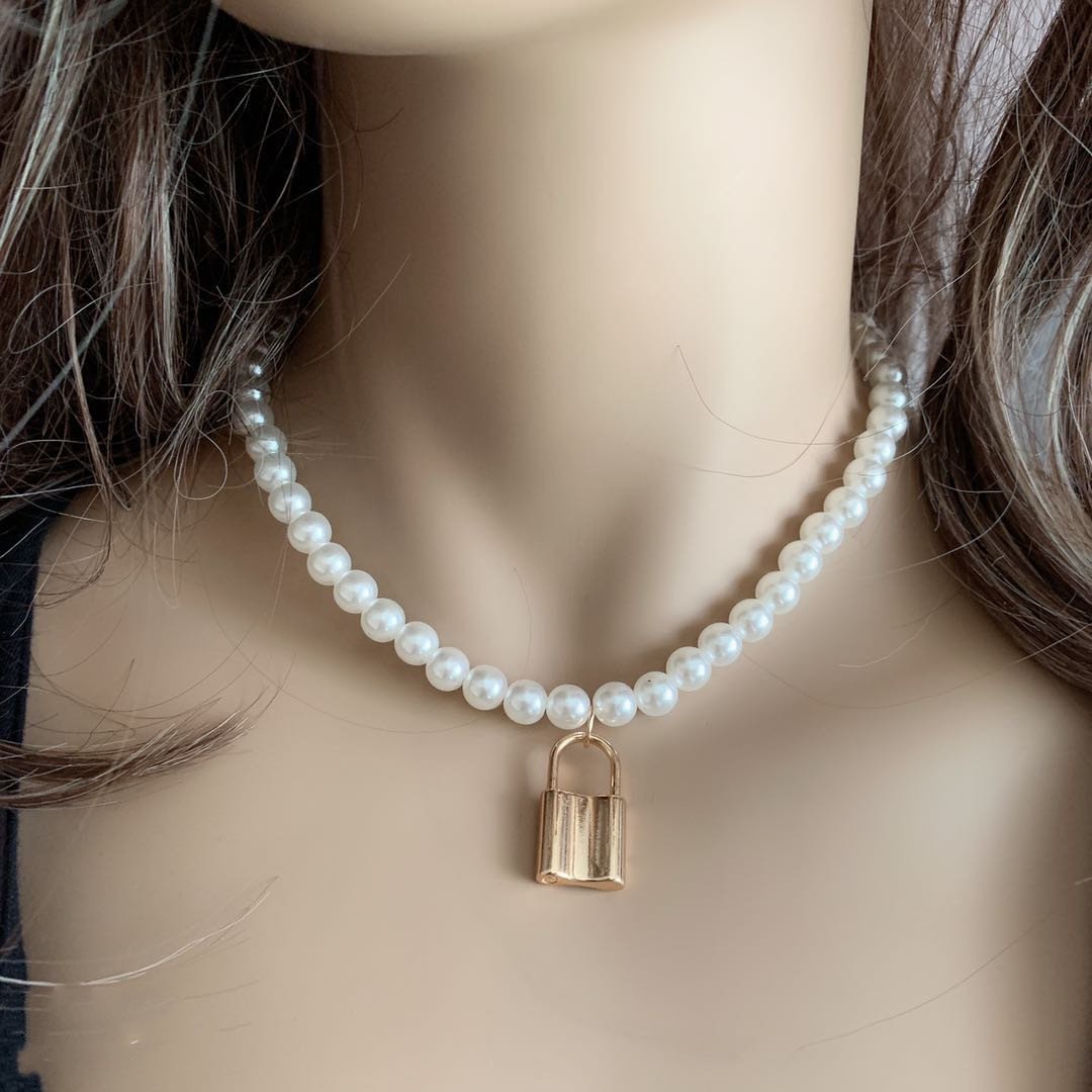 Jewelry Retro Scallop Lock Shaped Bead Necklace Temperament Simple Geometric Pearl Shell Necklace Female
