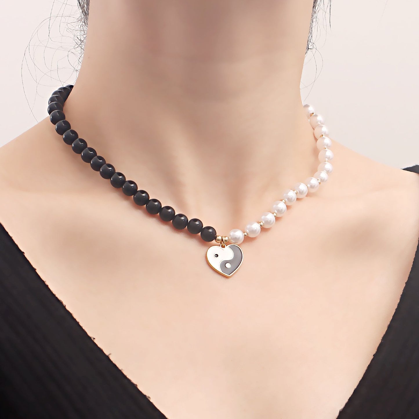 Ins dripping oil Tai Chi gossip love pendant necklace female accessories black and white pearl necklace