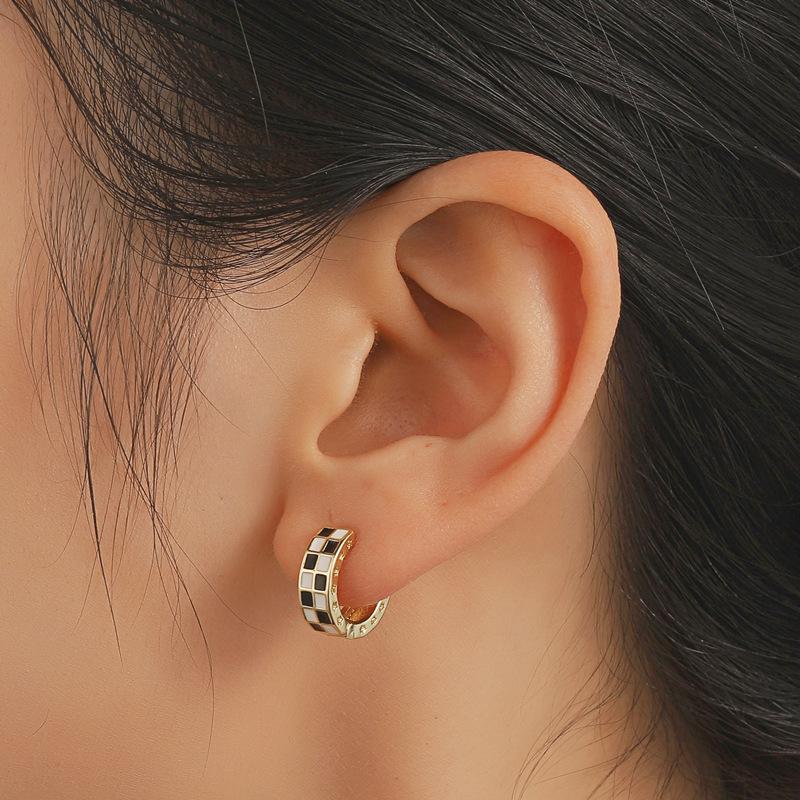 Ins black and white checkerboard lattice ear buckle female fashion temperament niche design geometric square earrings simple earrings