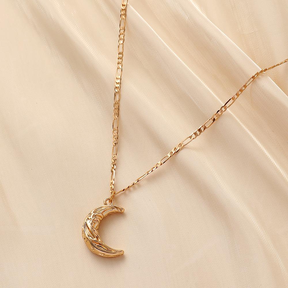 Fashion personality design sense niche metal 3D three-dimensional moon pendant necklace crescent moon necklace clavicle chain female