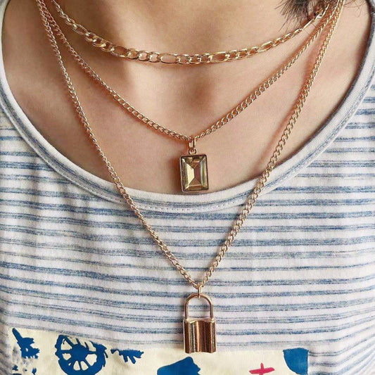 Double-layer stacked necklace women's collarbone chain titanium steel necklace French niche black shell acrylic women's first jewelry