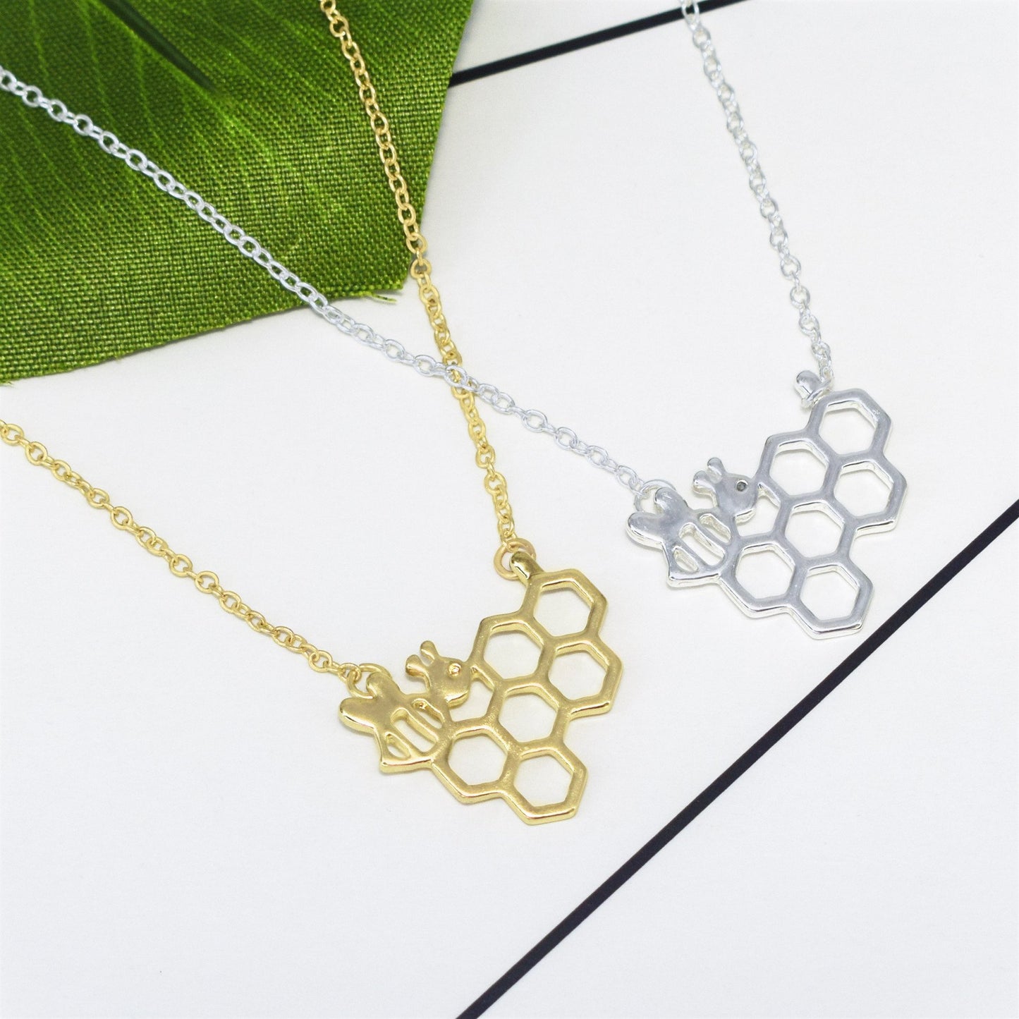 18 Creative Jewelry Hexagonal Honeycomb Honeycomb Cute Bee Pendant Necklace