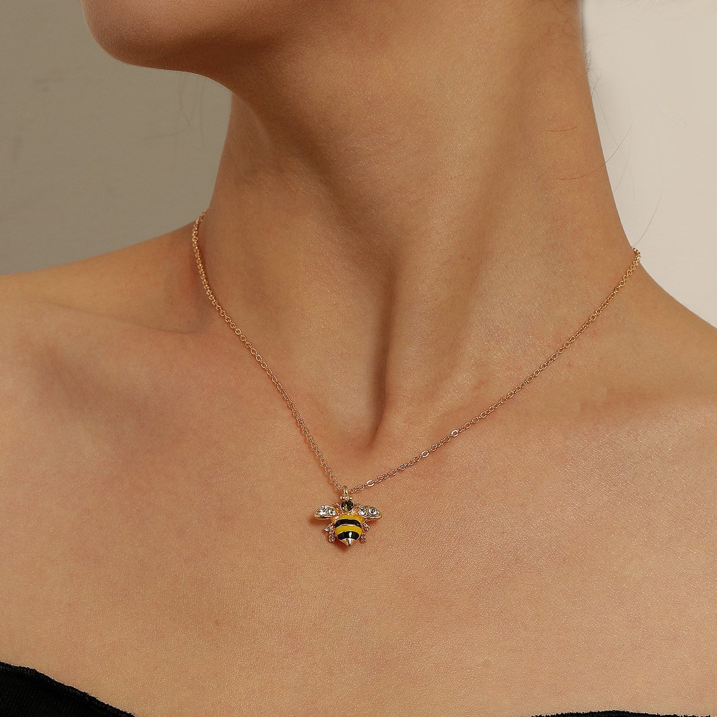 Jewelry dripping glaze painted bee pendant necklace ladies temperament fashion simple necklace