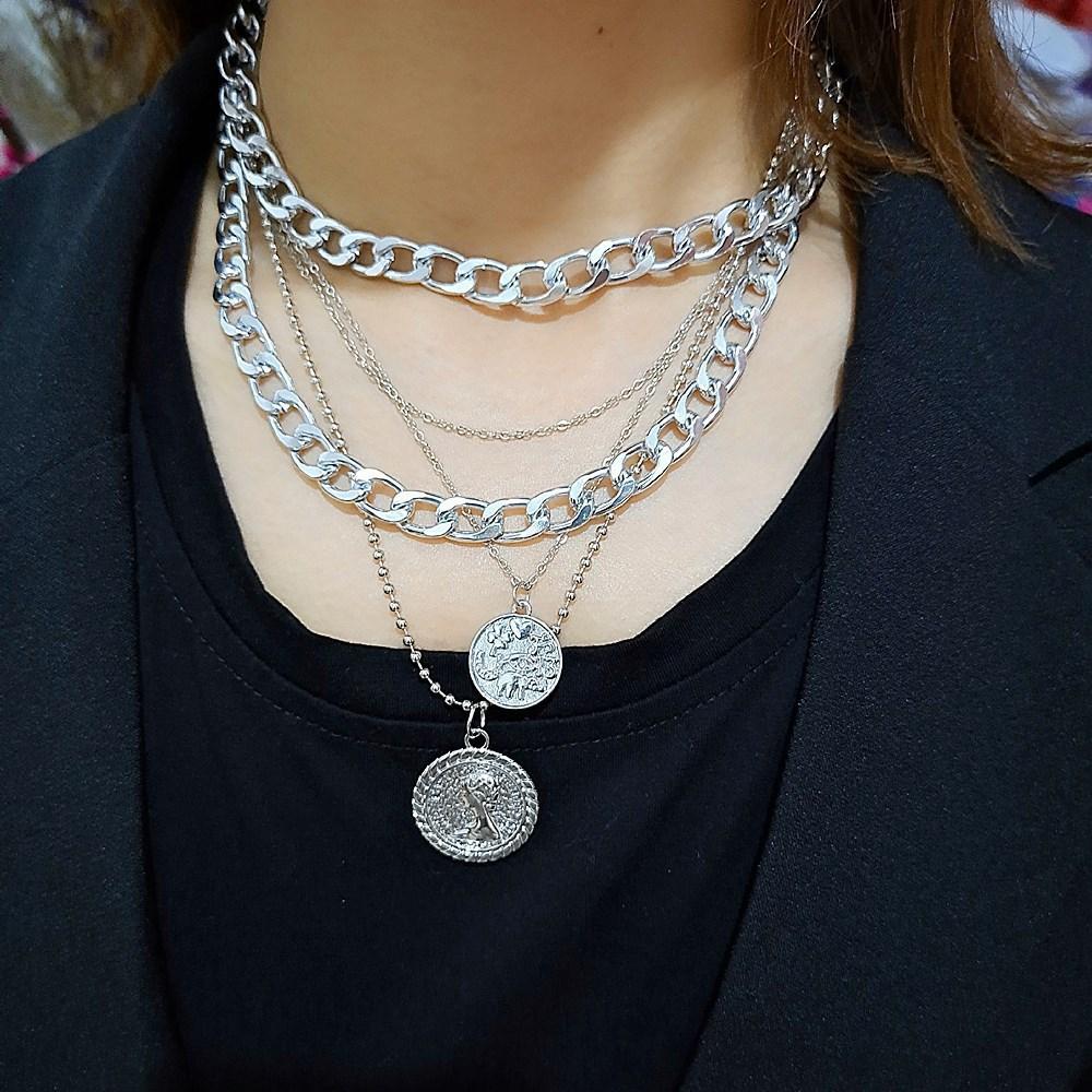 Popular Multilayer Necklace Round Plate Hip Hop Queen Lace Pendant Necklace Clavicle Chain Necklace