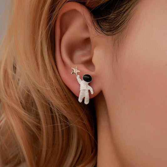 Cute space astronaut star picking earrings female five-pointed star asymmetrical earrings Dongdaemun earrings