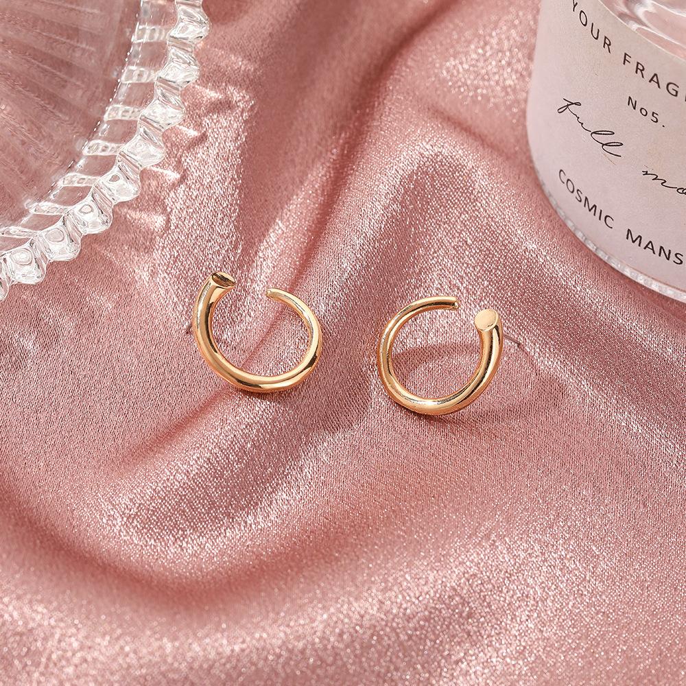 Metal geometric twisted earrings female fashion temperament C-shaped earrings ins simple ear jewelry