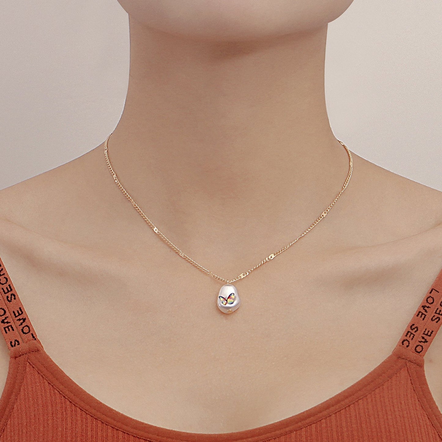 Jewelry Fashion Butterfly Imitation Pearl Pendant Necklace Clavicle Chain Female Personality Versatile Design Sense Necklace