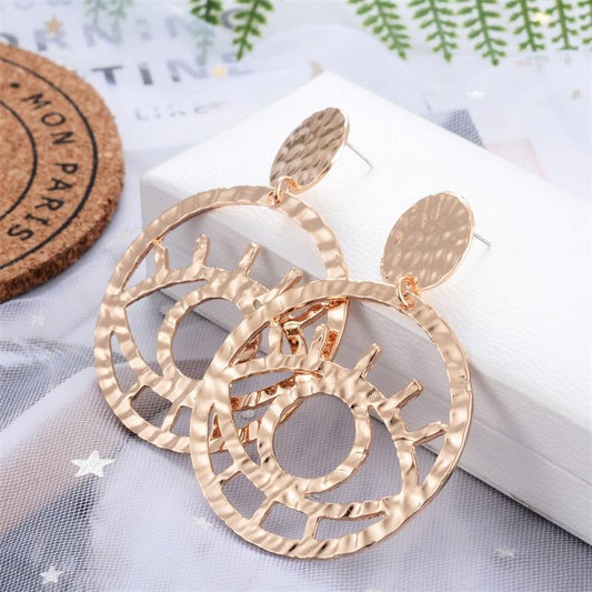 Exaggerated personality, hollow outline, eye earrings, earrings, female non-mainstream street photography, fun and exaggerated earrings