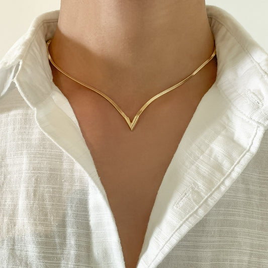 Hip-hop simple V-shaped snake bone chain collarbone necklace retro versatile metal geometric men and women necklace