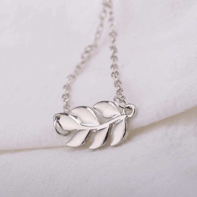 Version small fresh literary female necklace leaf grass pendant clavicle chain