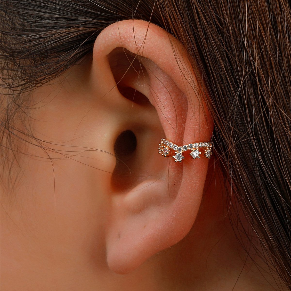 Niche design copper inlaid zircon crown ear clip ins French retro hole-free C-shaped earrings high-end earrings for women