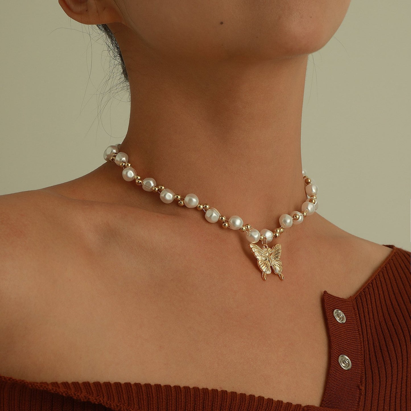 Jewelry Fashion Embossed Three-dimensional Butterfly Necklace Women's Short Style Pearl Geometric Single Layer Necklace
