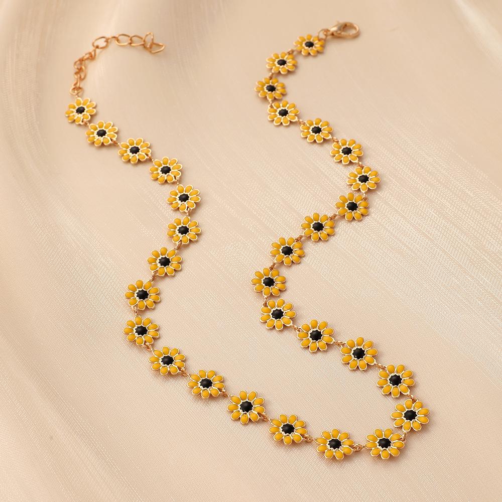 Small clear ins ladies retro simple and exquisite small daisy small yellow flower necklace jewelry