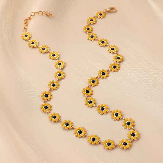 Small clear ins ladies retro simple and exquisite small daisy small yellow flower necklace jewelry