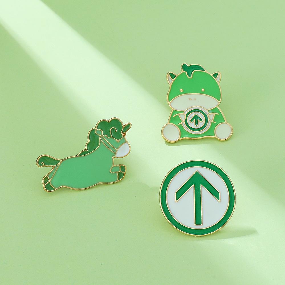 Fashion creative green horse itinerary card brooch green arrow passable collar badge clothes bag net red pin