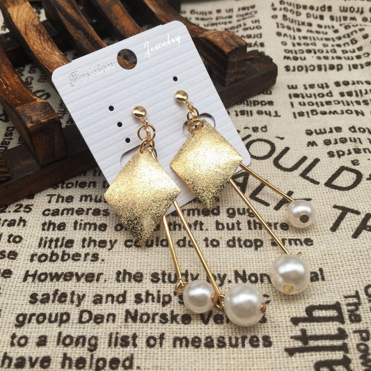 Diamond-shaped frosted metal pearl ear clips can be worn with or without ear holes. Free rubber ear pads for stage accessories