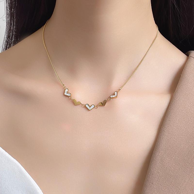Stainless steel Ins cold fashion multiple small hearts white shell collarbone necklace female does not fade