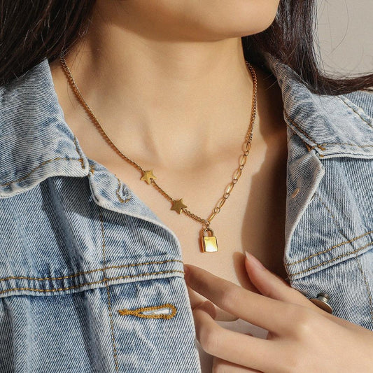 Temperament and fashion stainless steel short section exquisite and exquisite splicing collarbone necklace trendy five-pointed star lock pendant