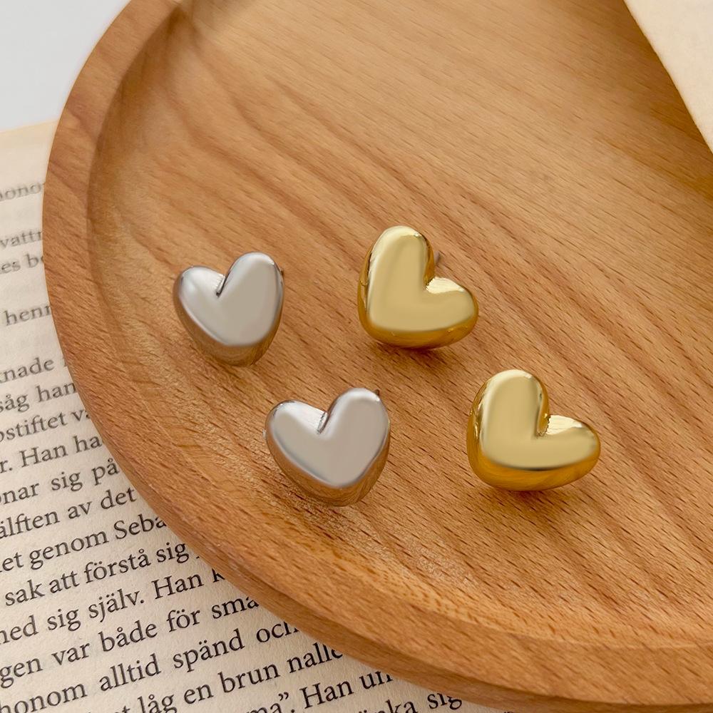 Ins small love earrings women's fashion niche design metal peach heart earrings temperament earrings trend