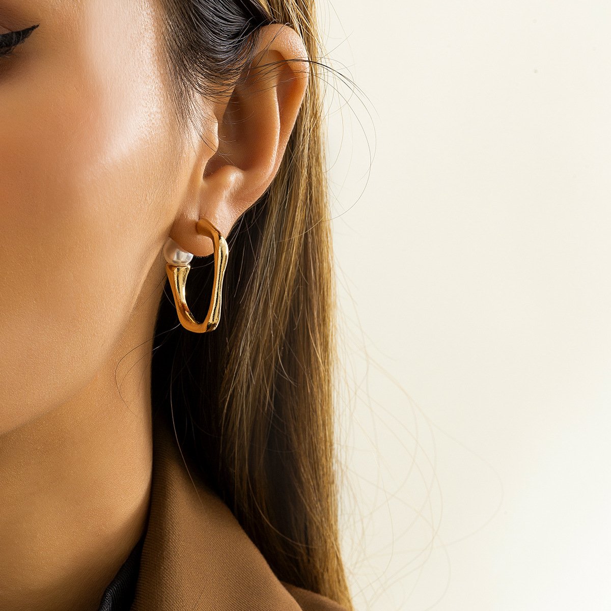 Jewelry metal cold texture C-shaped earrings women's retro niche inlaid with pearls all-match earrings