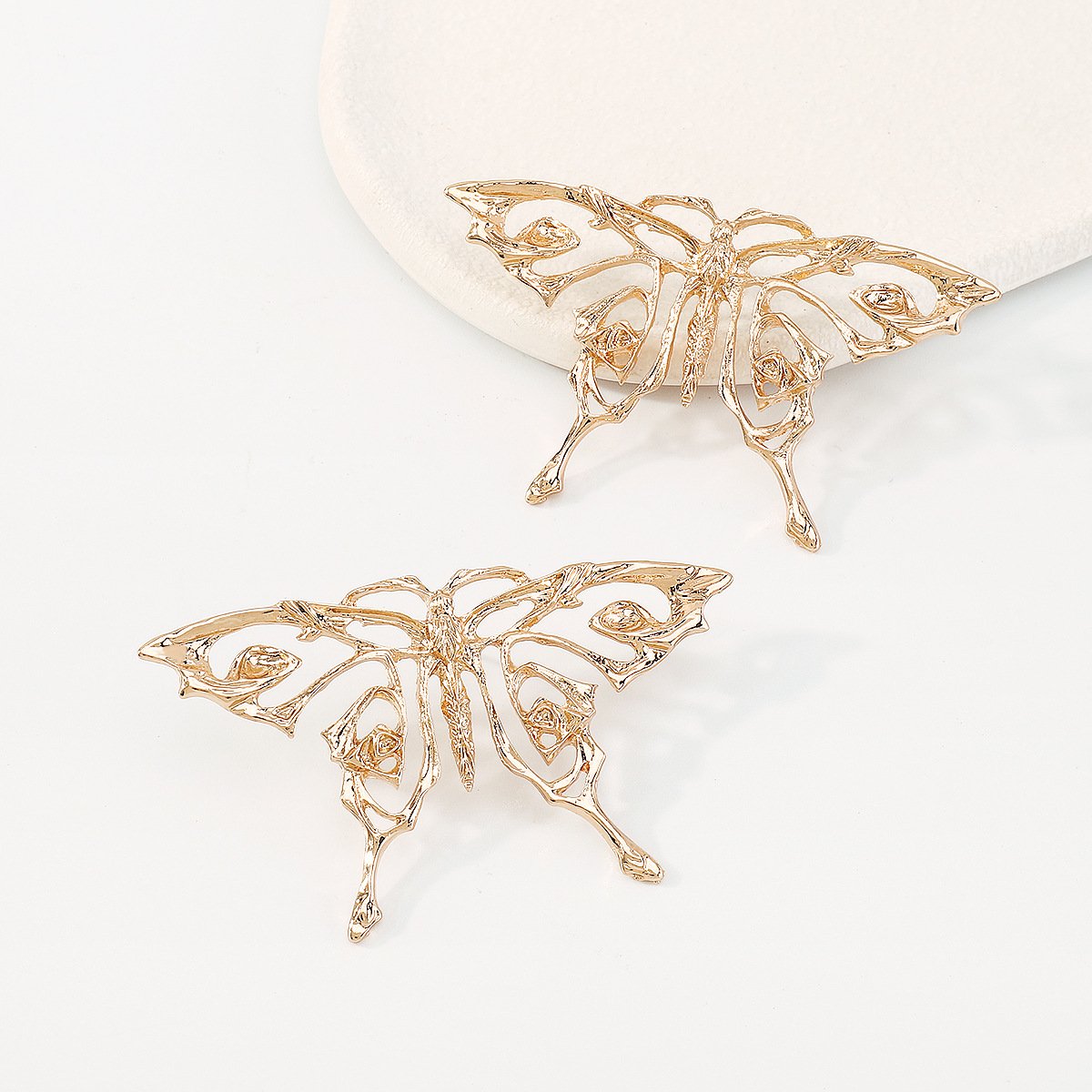 E1895 Personality Hollow Sweet Butterfly Earrings Niche Metal Cold Creative Geometric Earrings Women